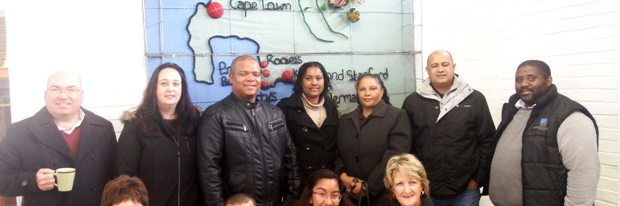 ‘n Deel van die groep Toerisme-verteenwoordigers geniet Gansbaai Toerismekantoor se gasvryheid, met Glenda Kitley links voor